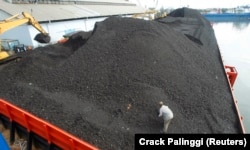 Tempat berlabuh tongkang batu bara terlihat di Pelabuhan Tanjung Priok, Jakarta 26, 2011. (Foto: REUTERS/Crack Palinggi)