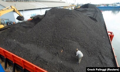 Tempat berlabuh tongkang batu bara terlihat di Pelabuhan Tanjung Priok, Jakarta 26, 2011. (Foto: REUTERS/Crack Palinggi)