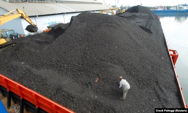 Tempat berlabuh tongkang batu bara terlihat di Pelabuhan Tanjung Priok, Jakarta 26, 2011. (Foto: REUTERS/Crack Palinggi)