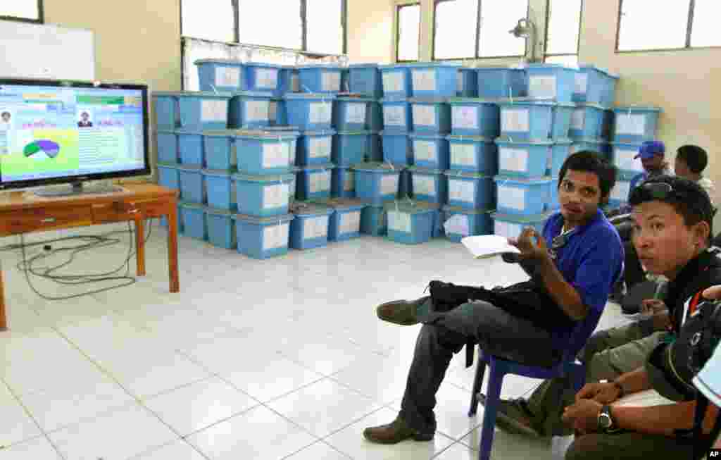 Citizens watch presidential election results being broadcast in Dili, East Timor, March 18, 2012. (AP)