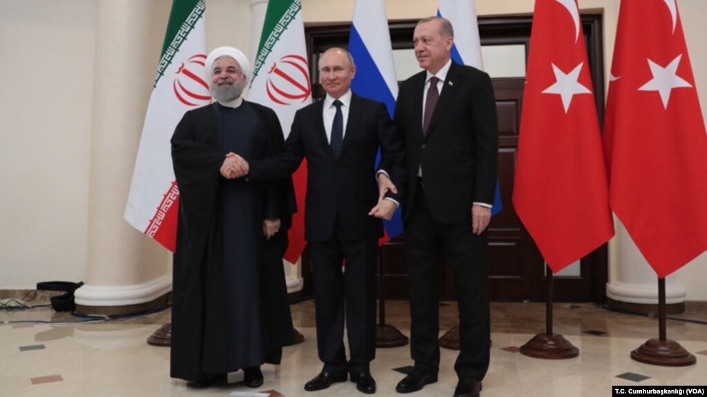 Dari kiri: Presiden Iran Hassan Rouhani , Presiden Rusia Vladimir Putin, dan Presiden Turki Recep Tayyip Erdogan dalam pertemuan membahas masa depan Suriah di kota resor Sochi, Rusia, Kamis (14/2).
