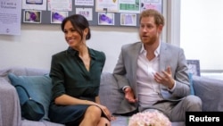 Meghan Markle y el príncipe Harry durante una visita a Survivors' Network en Brighton, Gran Bretaña, el 3 de octubre de 2018.