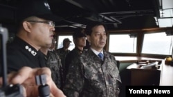 지난해 2월 한민구 한국 국방장관이 이지스함 대비태세를 점검하고 있다. (자료사진)