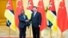 Presidente moçambique, Filipe Nyusi, e Presidente chinês Xi Jimping, em Pequim (Foto de Arquivo)