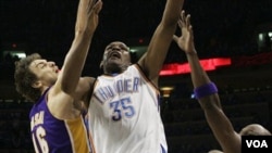 El pivot de los Oklahoma City Thunder, Kevin Durant, en plena labor ofensiva ante la marca de Pau Gasol de Los Ángeles Lakers.