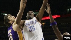 Pau Gasol, Kevin Durant, le 30 avril 2010 (Playoffs NBA)