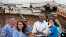 Barack Obama examine les restes d'une école élémentaire dévastée par la tornade qui a récemment frappé Moore 