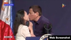 Tổng thống Philippines Rodrigo Duterte hôn môi một nữ công nhân tại Hàn Quốc, ngày 3/6/2018. Ảnh: PTV