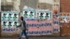 Des affiches de campagne devant un bureau de vote à Antananarive, la capitale, le 25 octobre 2013.