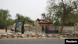Situasi di depan kantor pusat kepolisian Nigeria di Maiduguri pasca serangan bom (8/6). Serangan bom bunuh diri di depan kantor ini menewaskan empat orang termasuk seorang polisi dan melukai tujuh orang lainnya.
