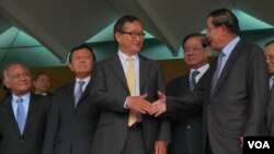 Sam Rainsy CNRP leader (3rd from left) and Hun sen CCP (first from right) leader at meeting on Tuesday July 22 2014.