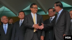 Sam Rainsy CNRP leader (3rd from left) and Hun sen CCP (first from right) leader at meeting on Tuesday July 22 2014.