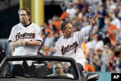 Jeff Bagwell (izq.) junto a su compañero de los Astros de Houston Craig Biggio de camino a la celebración del triunfo de su equipo en la Serie Mundial de 2005.