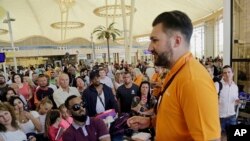 Funcionário da "EasyJet" e turistas esperado a evacuação de Sharm el-Sheik, 6 de Novembro. 