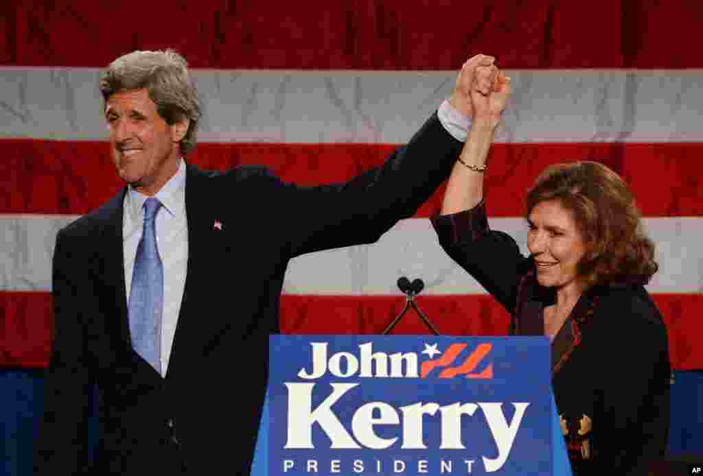 2003年，當時為民主黨總統候選人的約翰.克里和夫人特雷薩.海因茨.克里在麻薩諸薩州波士頓的一次競選募捐活動上聯手登台，問候支持者。