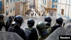 Les protestataires lancent des pierres sur les policiers marocains, à Imzouren, Maroc, le 2 juin 2017.