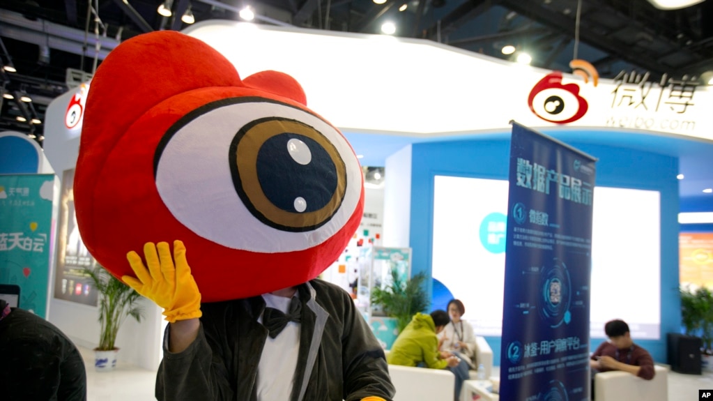 北京举行的全球移动互联网大会上的新浪微博的展台。（资料照片）(photo:VOA)
