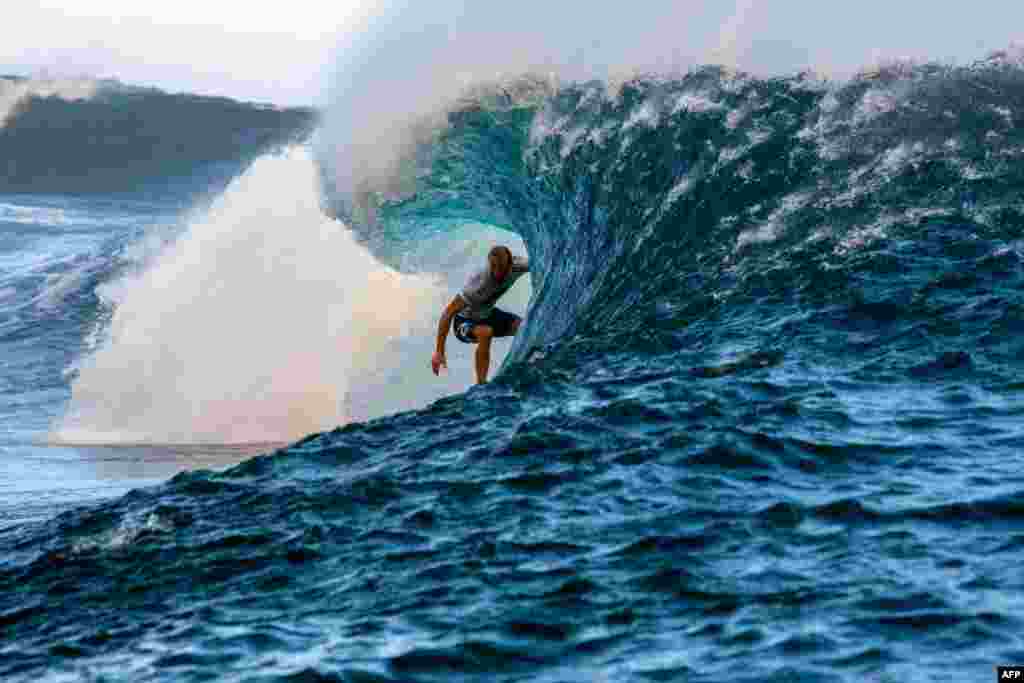 Owen Wright dari Australia bertanding di Billabong Pro Tahiti 2015, Liga Selancar Dunia, di sepanjang pantai Teahupo, pulau Polinesia Perancis barat, Tahiti, 24 Agustus 2015.