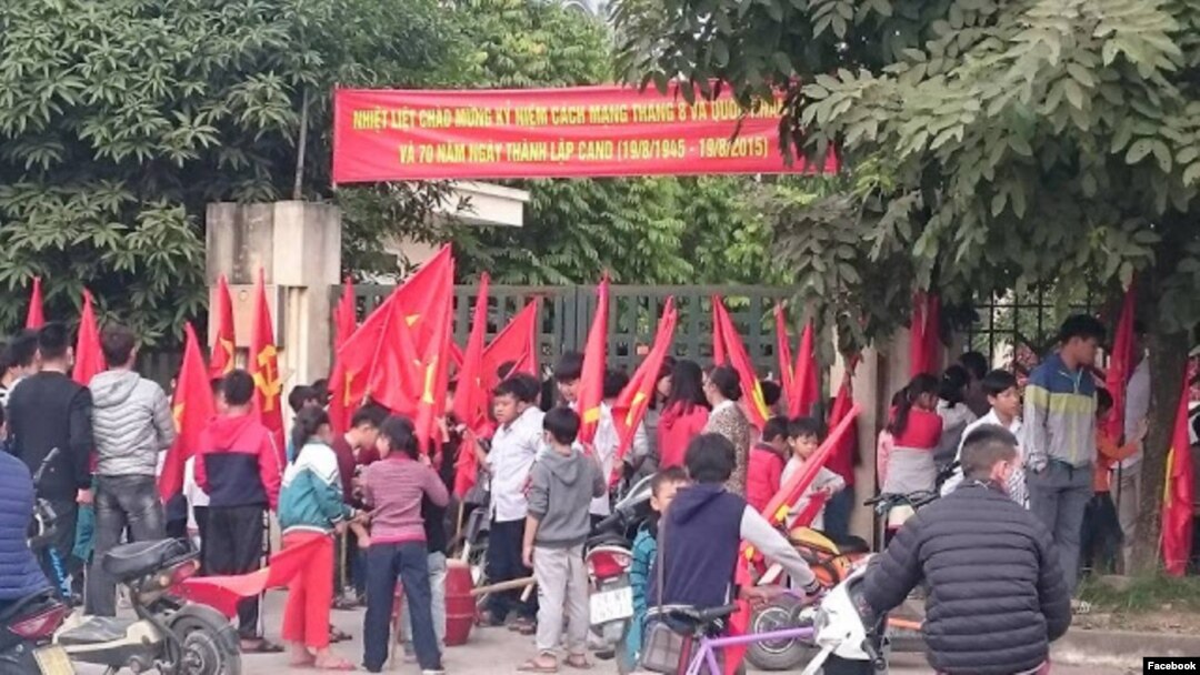Học sinh bãi khóa, tiểu thương bãi thị ở Ninh Hiệp phản đối dự án lấy đất trường học làm trung tâm thương mại. Hình minh họa.