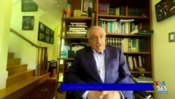 اگر مورخ کارش را درست انجام دهد هم طرفداران رژیم و هم طرفداران سلطنت به او حمله می‌کنند