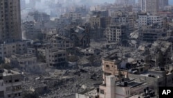 İsrail hava saldırıları nedeniyle Gazze'nin kuzeyinin enkaz yığınına dönüştüğü belirtiliyor