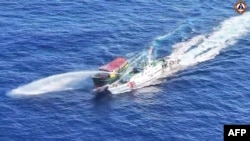 在菲律宾海岸警卫队3月5日拍摄的航拍视频显示，中国海岸警卫队船只（右）在第二托马斯礁附近向菲律宾军方特许的执行补给任务的民用船只发射水炮。
