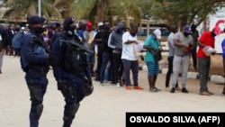 Polícia patrulha durante um teste em massa de Covid-19 levado a cabo por taxistas. 31 agosto, 2020.