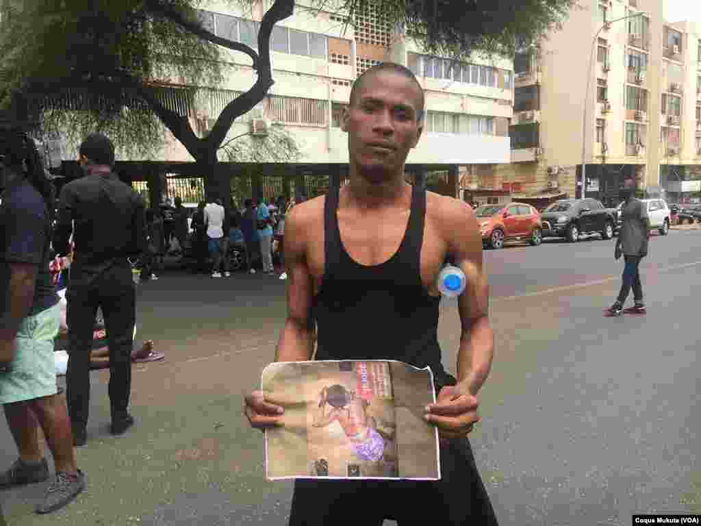 Manifestante mostra foto de vítima da violência policial