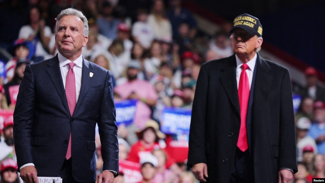 Steven Witkoff (kiri) bersama Donald Trump dalam acara kampanye Pilpres lalu di kota Macon, Georgia (foto: dok). 