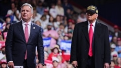 Steven Witkoff (kiri) bersama Donald Trump dalam acara kampanye Pilpres lalu di kota Macon, Georgia (foto: dok). 