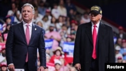 Steven Witkoff (kiri) bersama Donald Trump dalam acara kampanye Pilpres lalu di kota Macon, Georgia (foto: dok). 