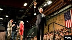 El vicepresidente de Estados Unidos, Joe Biden y su esposa viajaron a Fort Drum, en Nueva York, para recibir a las tropas que regresan de Irak.