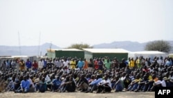 Des mineurs en grève sur le site d'extraction de platine de Marikana, le 20 août 2012. 