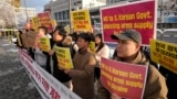 韩国抗议者在首尔总统府前示威，反对政府向乌克兰供应武器的计划。(2024年11月27日)