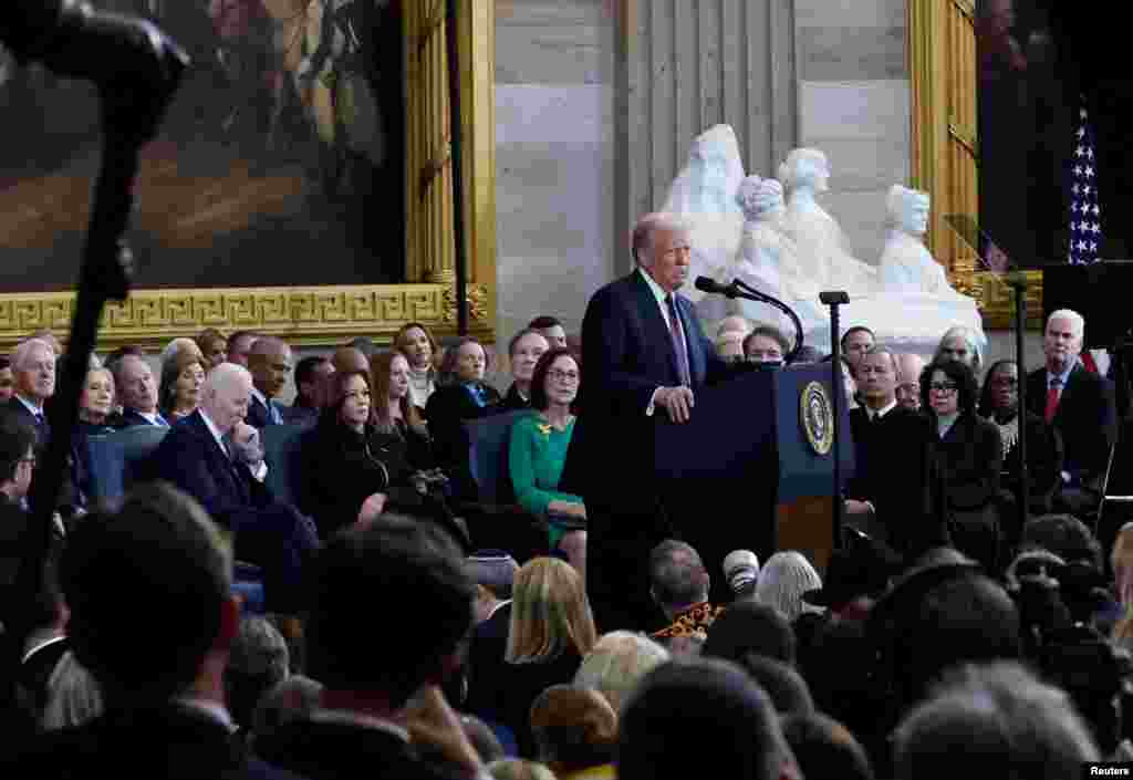 ကျမ်းသစ္စာကျိန်အပြီး မိန့်ခွန်းပြောနေတဲ့ သမ္မတ ဒေါ်နယ်ထရမ့်