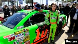 Pengemudi seri NASCAR Sprint Cup Danica Patrick setelah memenangkan posisi start terdepanpada babak kualifikasi untuk Daytona 500 (17/2). (Reuters/Brian Blanco)