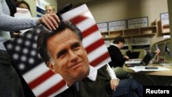 Pendukung capres partai Republik Mitt Romney membawa poster Romney dalam kampanye di Greenville, South Carolina (foto: dok). Tim kampanye Romney berhasil menggalang dana lebih dari 101 juta dolar bulan Juli.