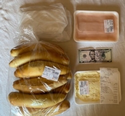 10 panes, 180 gramos de queso y 130 gramos de jamón. El mercado de 5 dólares de Gustavo Ocando.