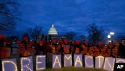 En la imagen de archivo "dreamers"se manifiestan en apoyo de la Acción Diferida para los Llegados en la Infancia (DACA) frente al Capitolio.