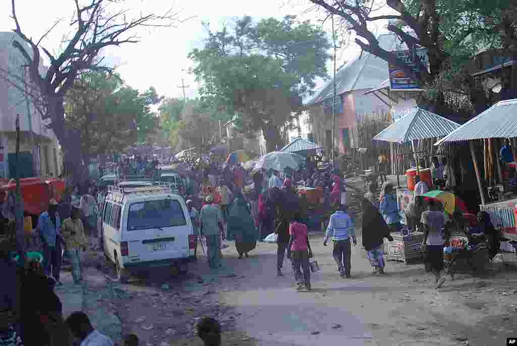 Mid ka mid ah wadooyinka ugu mashquulka badan suuqa Bakaaraha, Mogadishu, Somalia, April 29, 2012. (P. Heinlein/VOA)