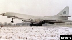 Foto de archivo de un bombardero estratégico Tupolev-160 "BlackJack", como los que sobrevolaron cielo colombiano sin autorización.