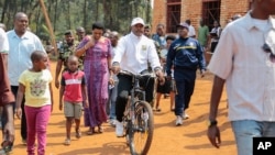 Le président Pierre Nkurunziza se rend au bureau de vote à vélo