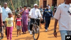 Pierre Nkurunziza, président du Burundi, se rendant à vélo au bureau de vote pour les élections législatives du lundi 29 juin 2015 (AP Photo/Gildas Ngingo)