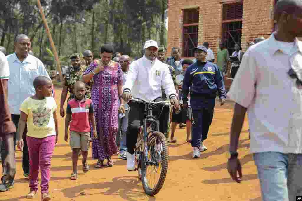 Le président Pierre Nkurunziza s'est rendu à vélo dans un centre de vote, le 29 juin 2015, lors des élections législtives au Burundi