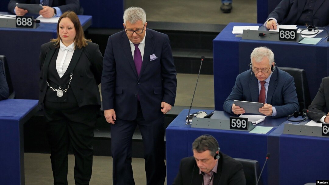 Anggota Parlemen Eropa dari Polandia, Ryszard Czarnecki (dua dari kiri) tiba di Parlemen Eropa, Strasbourg, Perancis, untuk ambil bagian dalam sesi pemungutan suara, 7 Februari 2018. 