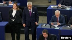 Anggota Parlemen Eropa dari Polandia, Ryszard Czarnecki (dua dari kiri) tiba di Parlemen Eropa, Strasbourg, Perancis, untuk ambil bagian dalam sesi pemungutan suara, 7 Februari 2018. 