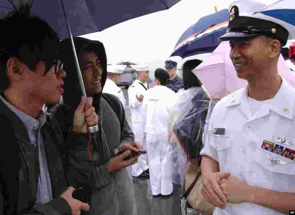 华裔军士长叶海棠接受采访