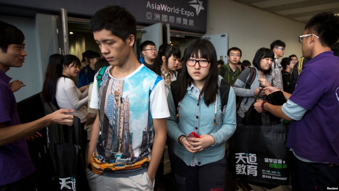 Para pelajar meninggalkan ujian Scholastic Assessment Tests (SAT) dit AsiaWorld-Expo di Hong Kong (2/11). (Reuters/Tyrone Siu)