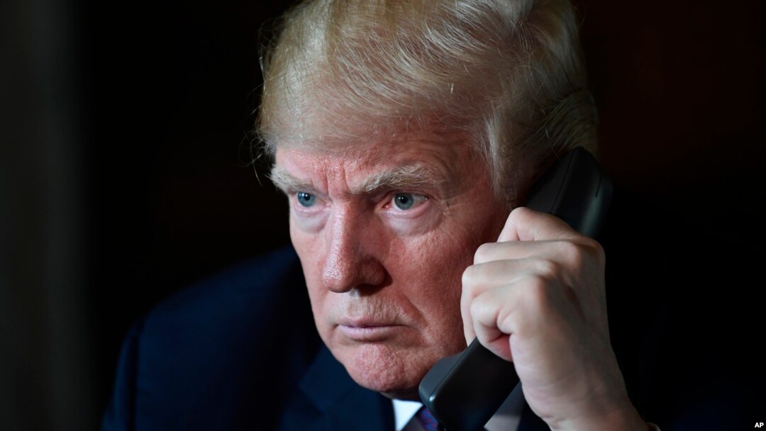 Presiden AS Donald Trump berbicara dengan para tentara AS lewat telepon pada Hari Thanksgiving di Mar-a-Lago, Palm Beach, Florida, Kamis (22/11). 