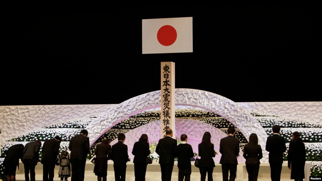 Warga Jepang memberikan penghormatan untuk mengenang para korban gempa bumi dan tsunami 11 Maret 2011, dengan menggelar peringatan dua tahun musibah nasional tersebut di antara rangkaian bunga chrysanthemum di Tokyo (11/3).